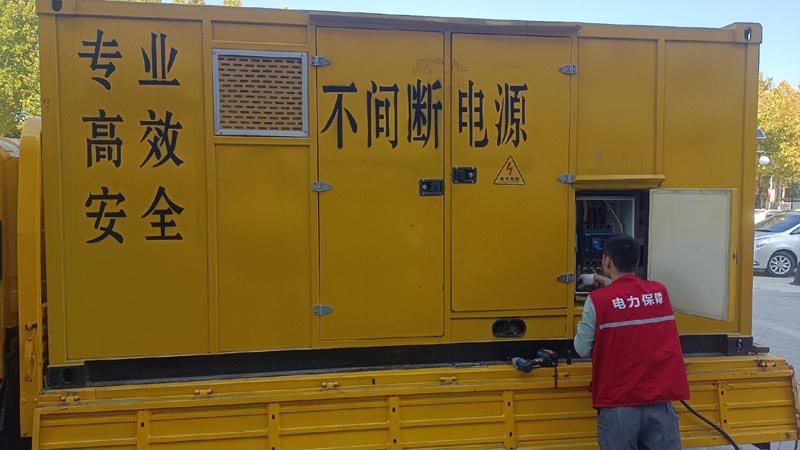 泾源柴油发电机组和UPS电源配合使用时，如何避免切换过程中的电力中断？